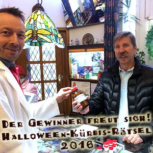 Der Gewinner des Halloween-2016-Gewinnspieles bekommt seine für ihn abgestimmte Vitalstoffmischung überreicht.