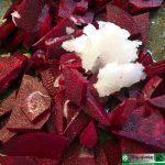 Rote Bete mit Kokosöl in der Pfanne