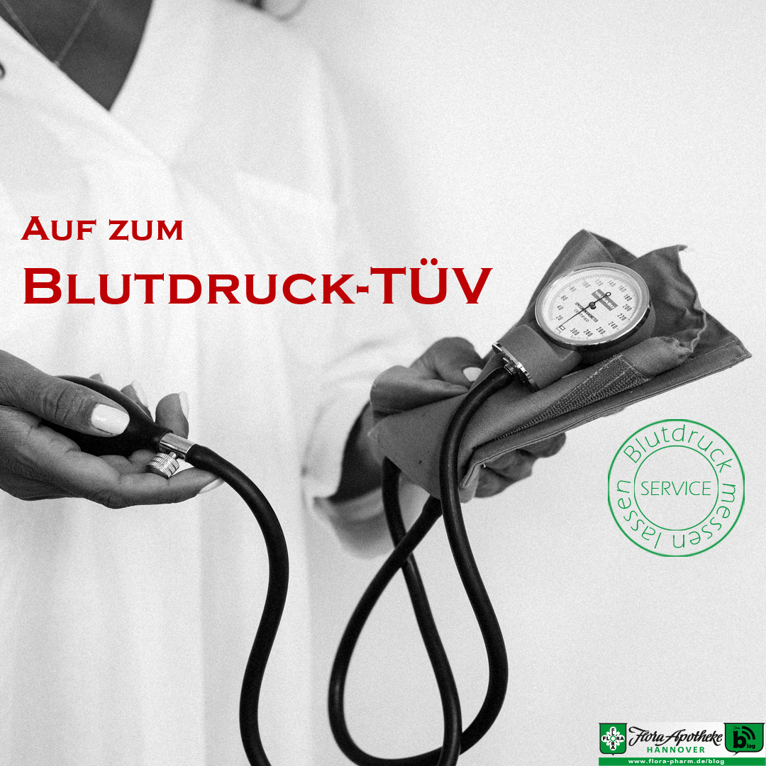 Blutdruck messen lassen in der Apotheke. Eine Frau im weißen Kittel präsentiert ein Blutdruckmessgerät und der Text fordert auf, zum Blutdruck-TÜV zu gehen.