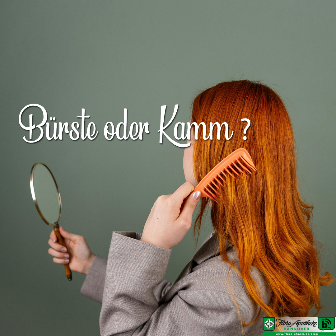 Eine rothaarige Frau kämmt sich durch die Haare. Der Text im Bild stellt die Frage, ob Bürste oder Kamm.
