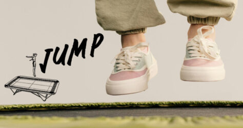 Füße in der Luft über einem Trampolin. Ein Mensch macht einen 'jump'