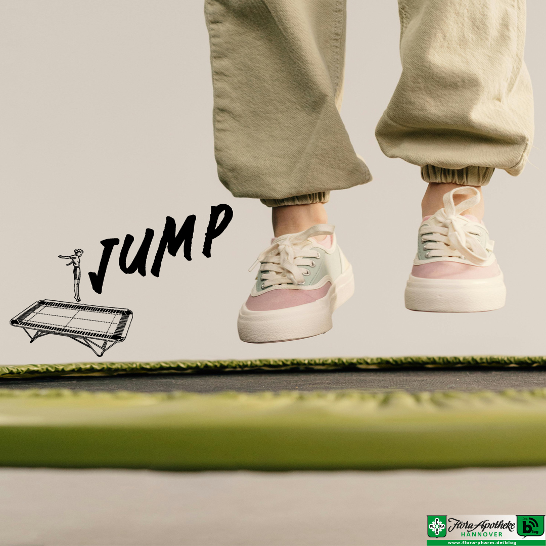 Füße in der Luft über einem Trampolin. Ein Mensch macht einen 'jump'