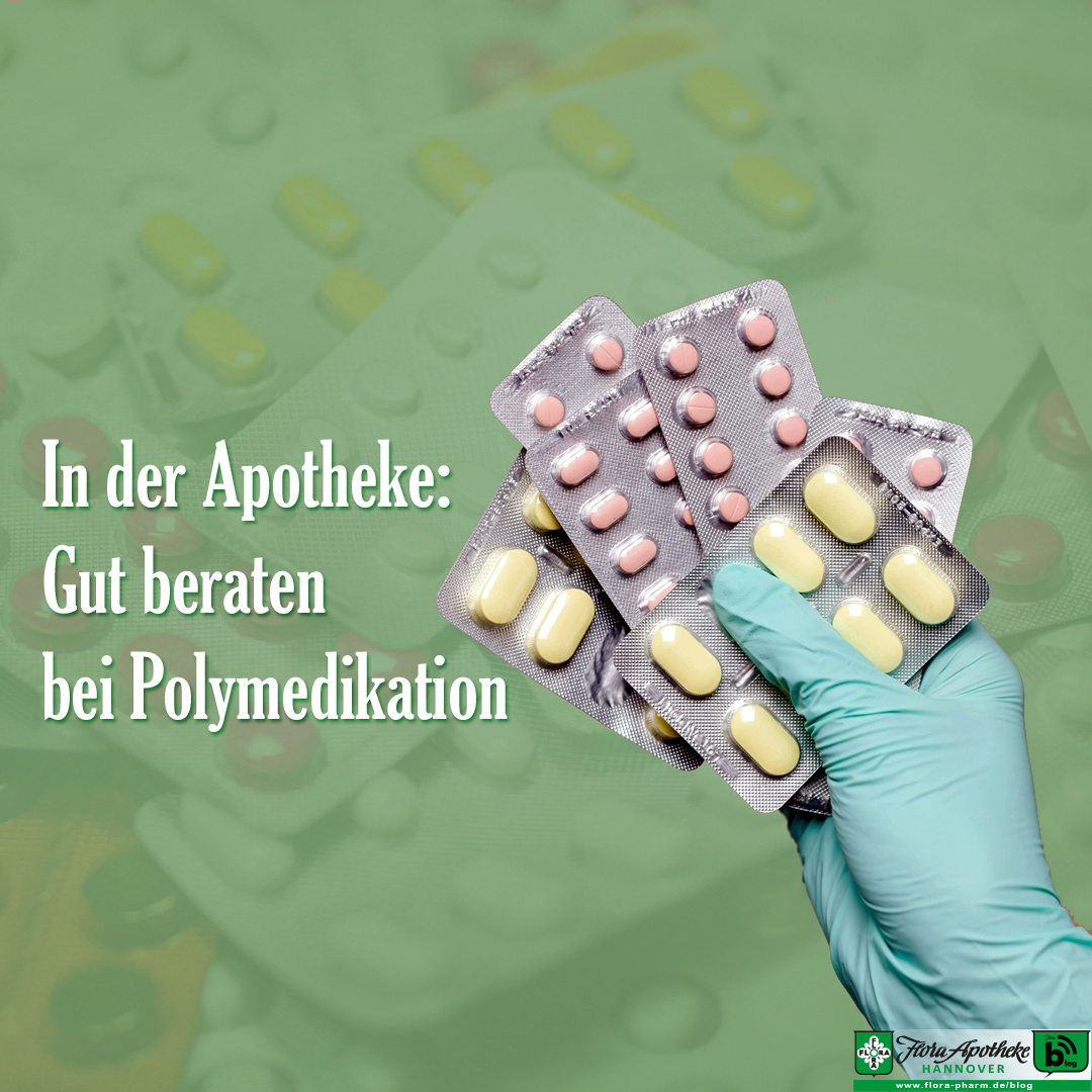 In der Apotheke werden Sie bei Polymedikation gut beraten. Das Bild zeigt eine Hand, die verschiedene Tabletten in Blistern hochhält.