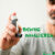 Ein Inhalator in der Hand zur Visualisierung der richtigen Haltung, bzw. Anwendung