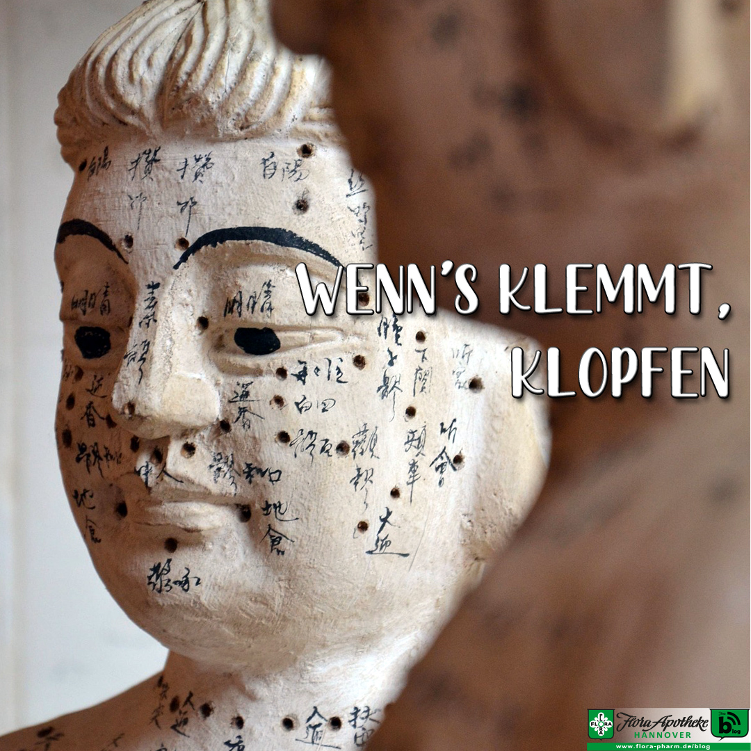 Das Bild zeigt vor zwei Puppenköpfen mit markierten Akupunkturpunkten den Schriftzug: Wenn's klemmt, klopfen