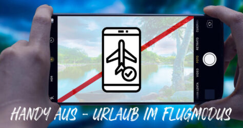 Handy in Fotopose. Auf dem Bildschirm jedoch symbolisch der Flugmodus vor dem Fotomotiv sowie ein roter Strich quer über den Bildschirm, einem Verbot anmutend. Auch der Text rät: Handy aus - Urlaub im Flugmodus
