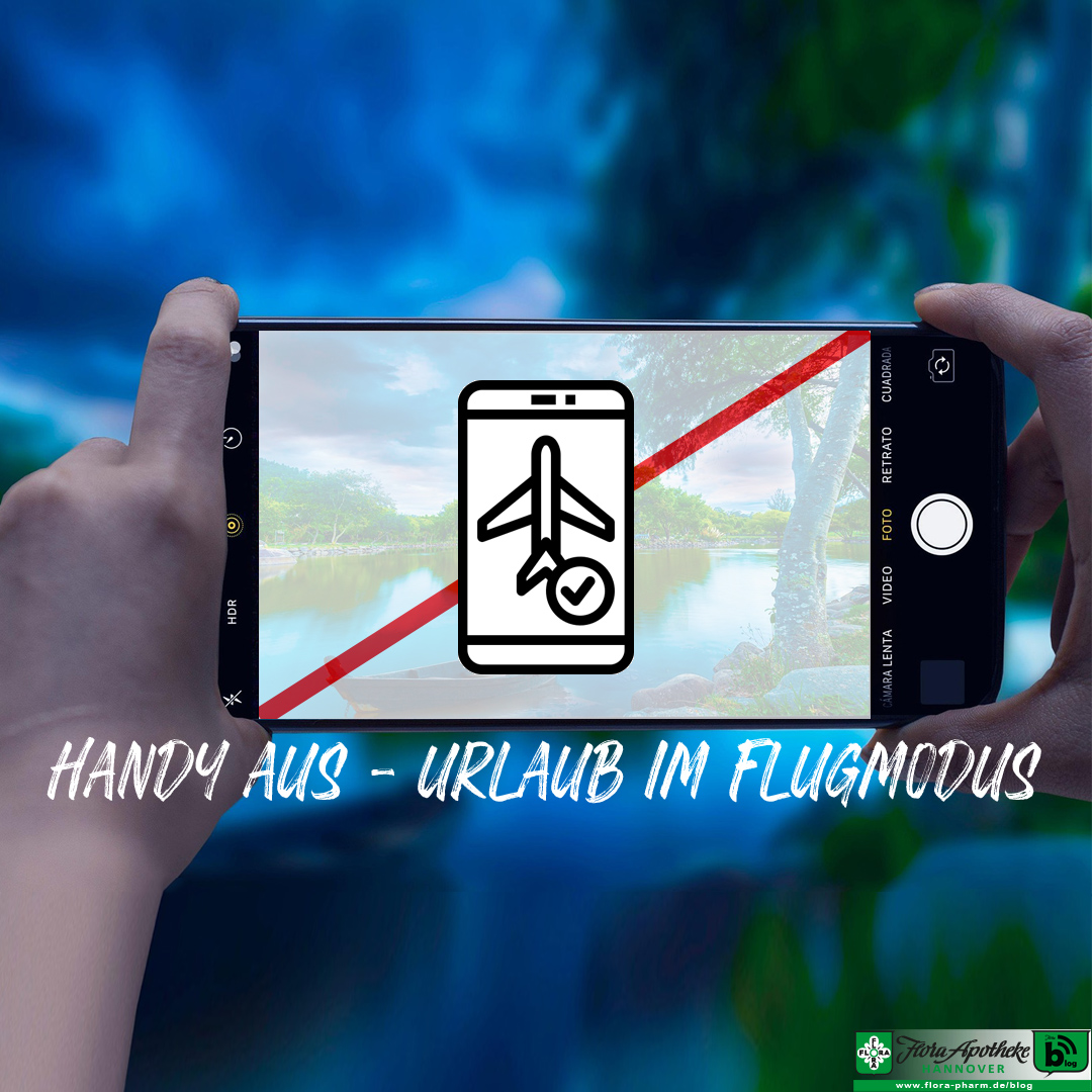 Handy in Fotopose. Auf dem Bildschirm jedoch symbolisch der Flugmodus vor dem Fotomotiv sowie ein roter Strich quer über den Bildschirm, einem Verbot anmutend. Auch der Text rät: Handy aus - Urlaub im Flugmodus