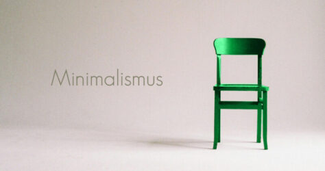 Minimalismus steht links geschriebeen, im Bild sonst nur ein eizelner Holzstuhl im Raum