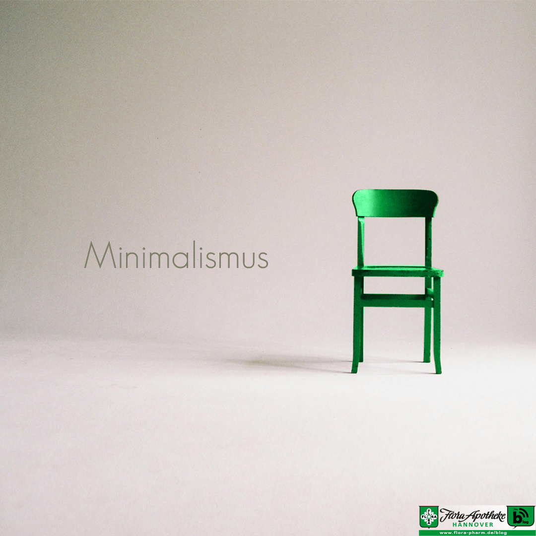 Minimalismus steht links geschriebeen, im Bild sonst nur ein eizelner Holzstuhl im Raum