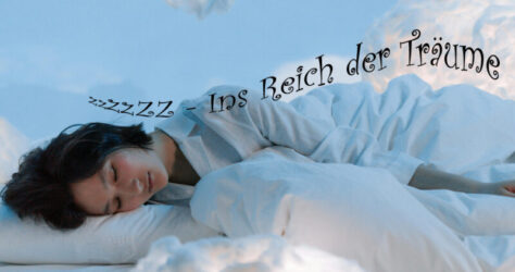 Eine Frau liegt auf einem Bett und schläft. Beleuchtete Stoffbällchen wirken wie Traumwolken. Der Text sagt: zzzZZZ - Ins Reich der Träume. Es geht also um Schlafhygiene und Schlafstörungen