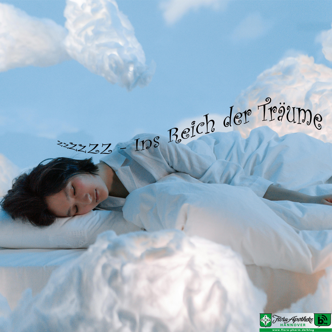 Eine Frau liegt auf einem Bett und schläft. Beleuchtete Stoffbällchen wirken wie Traumwolken. Der Text sagt: zzzZZZ - Ins Reich der Träume. Es geht also um Schlafhygiene und Schlafstörungen