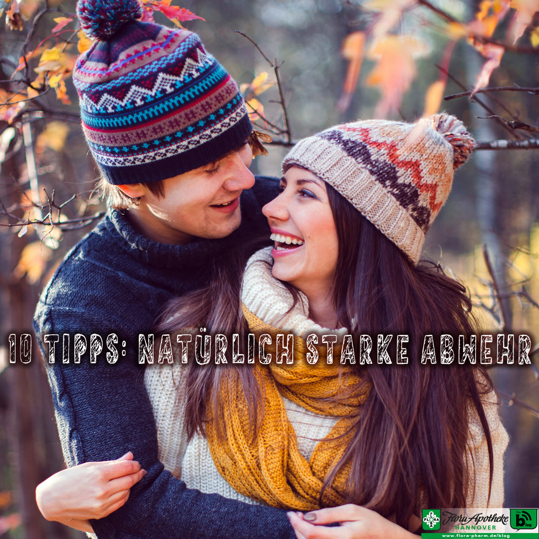 10 Tipps für eine natürlich starke Abwehr. Einer davon ist Küssen! Daher ist auf dem Bild ein Paar zu sehen, das ssich in herbstlicher Kleidung umarmt und zum Kuss ansetzen könnte