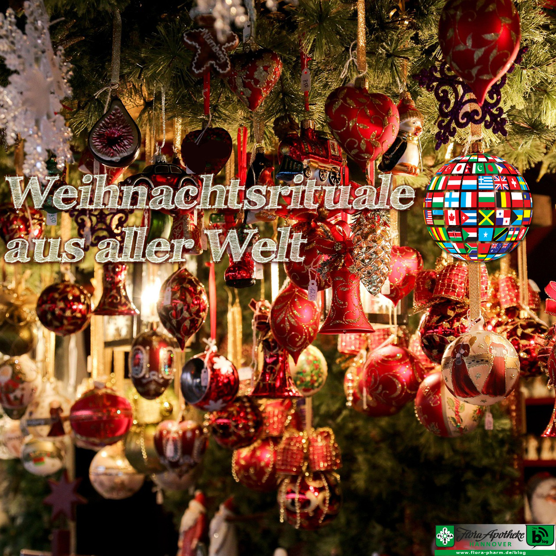 Weihnachtsrituale aus aller Welt, der Text prankt vor einer Ausstellung von Tannenbaumkugeln