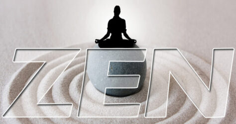 ZEN - Es geht um die sehr alte Entspannungs-Technik. Zu sehen ist ein runder Stein mit Zen-Garten typischen Rillen im Sand und eine Siluette eines meditierenden (zazenden) Menschen