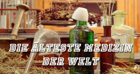 Die älteste Medizin der Welt - Vor dem Hintergrund klassischer Apotheken Regale und Utensilien liegen Pflanzenteile auf dem Tisch, um anzuzeigen, dass es hier um Heilpflanzen geht