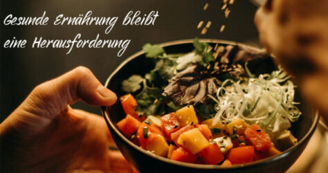Eine Bowl voller gesunder Zutateen. Der Text deutet darauf hin, dass eben diesee gesunde Ernährung eine Herausforderung bleibt. Auch in Hinblick auf Mogelpackungen, Mikroplastik, Verbrauchertäuschung etc.