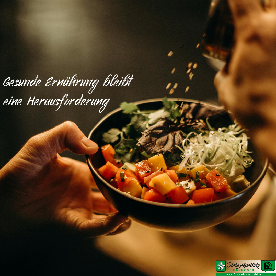 Eine Bowl voller gesunder Zutateen. Der Text deutet darauf hin, dass eben diesee gesunde Ernährung eine Herausforderung bleibt. Auch in Hinblick auf Mogelpackungen, Mikroplastik, Verbrauchertäuschung etc.