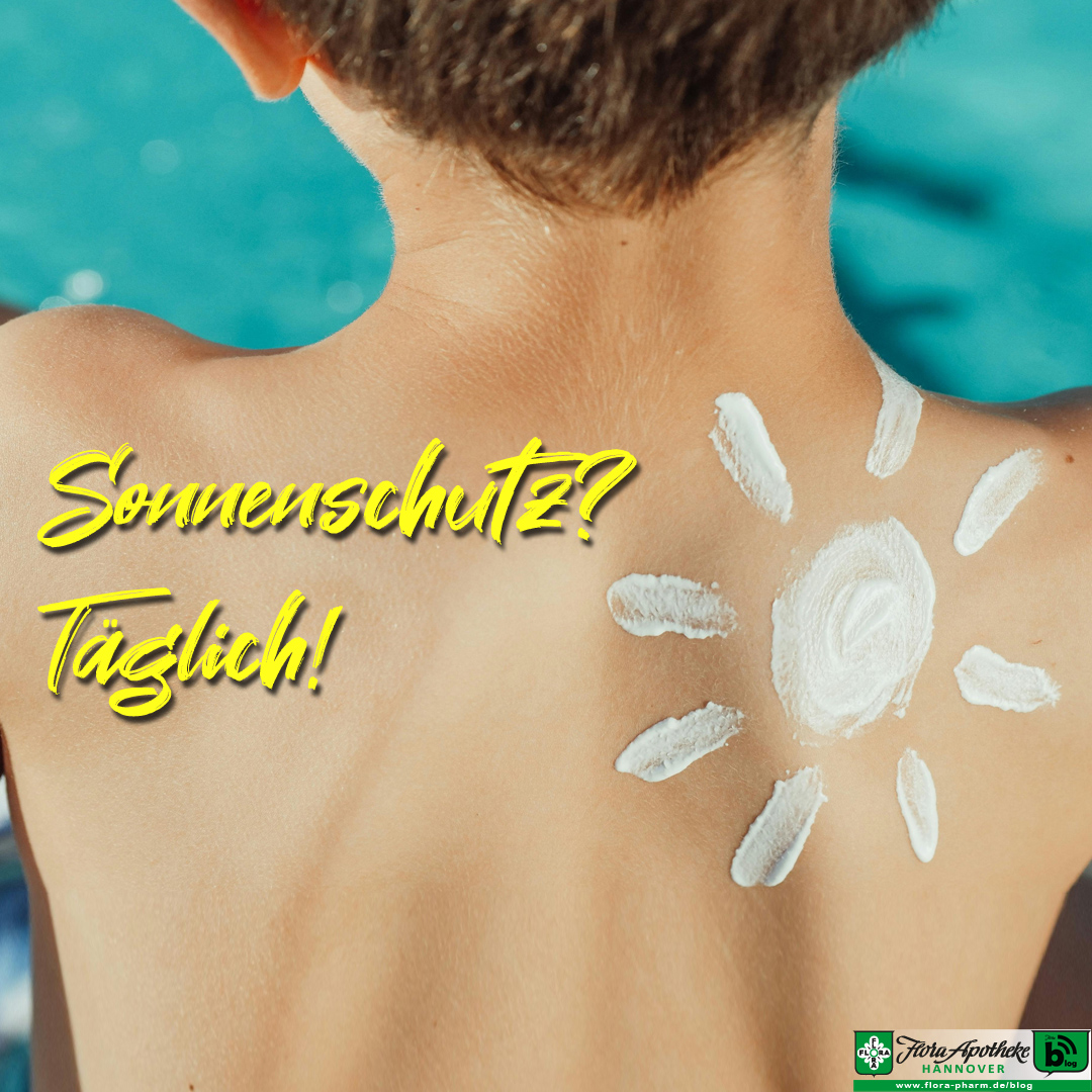 Sonnenschutz ist wichtig und sollte täglich erfolgen. Insbesondere Kinder sollten entsprechend informiert und erzogen werden. Auf dem Bild der Rücken eines Jungen mit einer Sonne aus Creme auf der Schulter