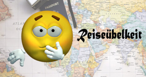Reiseübelkeit. Vor einer Weltkarte mit Kamera und Reisepass zeigt ein Smiley Anzeichen von Übelkeit mit aufgeblähten Wangen und einer Hand vor dem Mund