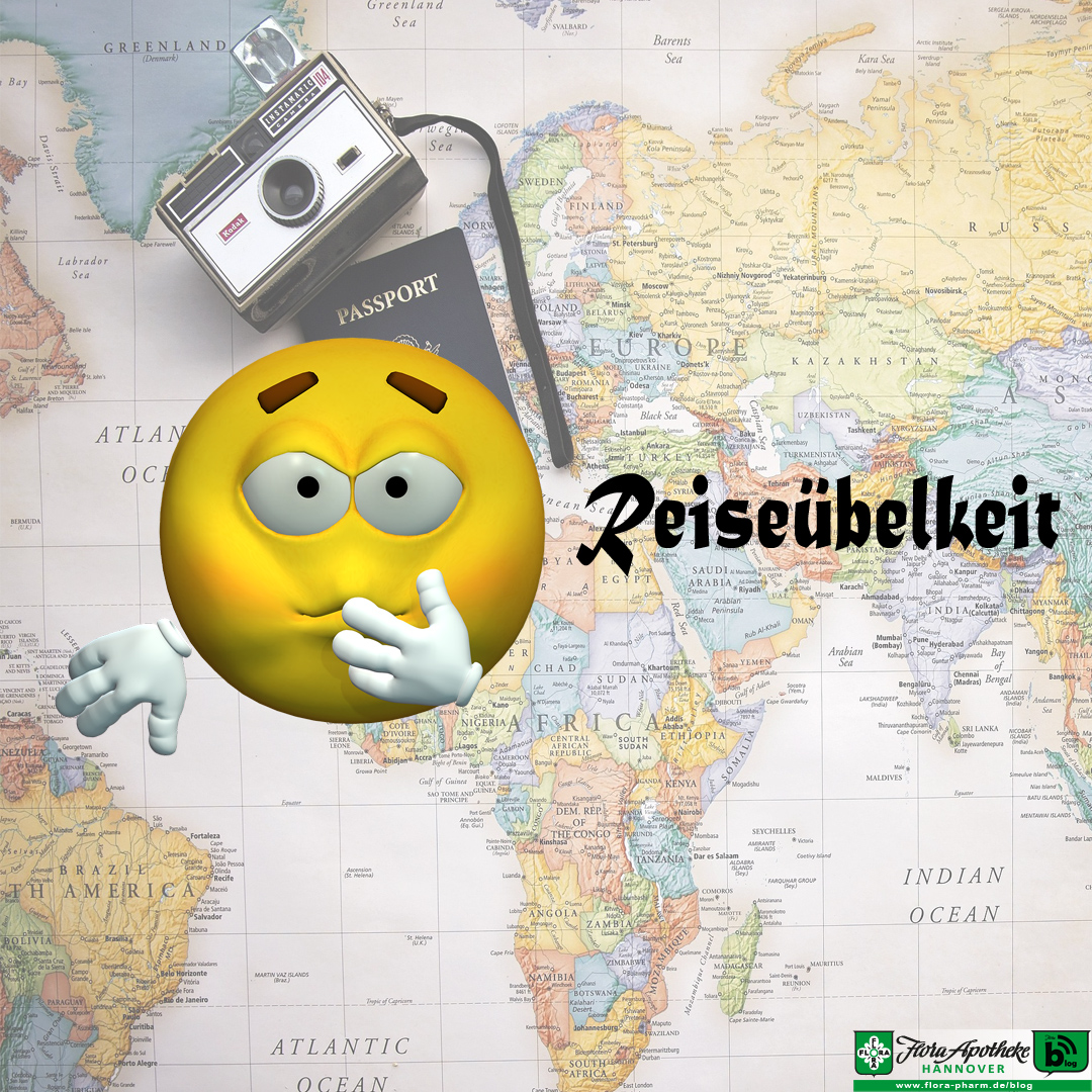 Reiseübelkeit. Vor einer Weltkarte mit Kamera und Reisepass zeigt ein Smiley Anzeichen von Übelkeit mit aufgeblähten Wangen und einer Hand vor dem Mund