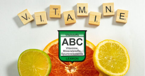 Das Vitamin ABC, aufgeschnittene Zitrusfrüchte symbolisieren Vitamine, die Scrabble-Steine oben schreiben das Wort Vitamine explizit.