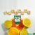 Das Vitamin ABC, aufgeschnittene Zitrusfrüchte symbolisieren Vitamine, die Scrabble-Steine oben schreiben das Wort Vitamine explizit.