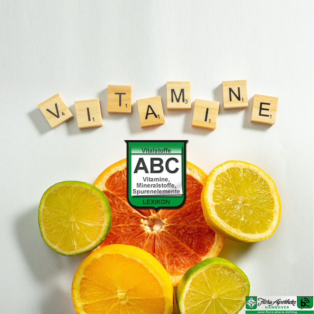 Das Vitamin ABC, aufgeschnittene Zitrusfrüchte symbolisieren Vitamine, die Scrabble-Steine oben schreiben das Wort Vitamine explizit.
