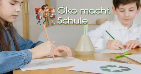 Zwei Kinder schreiben und malen auf Recycling-Papier mit Holzstiften. Öko macht Schule sagt der Schriftzug und verweist auf Nachhaltigkeit von Schulprodukten