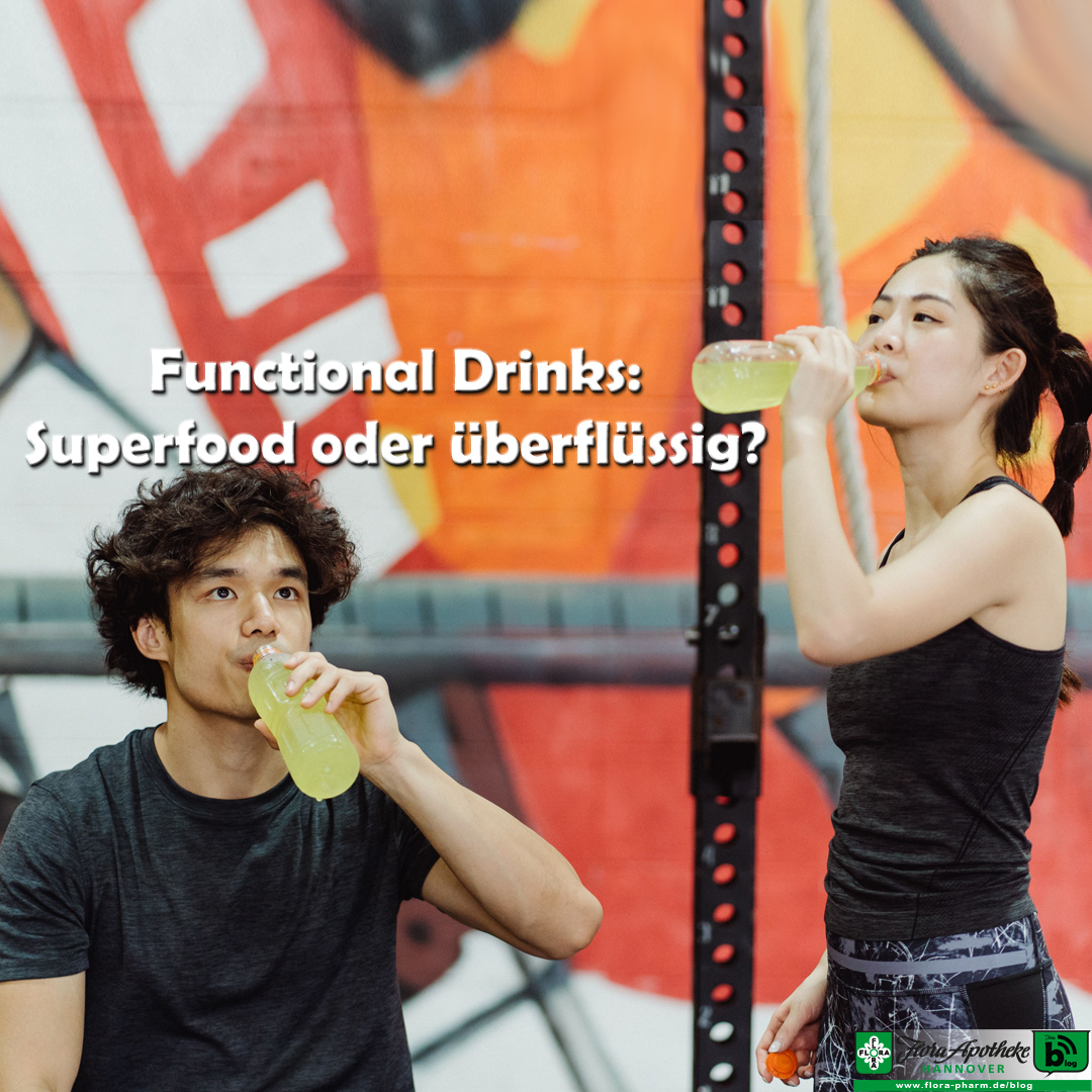Zwei Menschen trinken Functional Drinks in einem Gym. Die Frage ist jedoch, ob die Drinke ein Superfood oder einfach nur teuer und überflüssig sind