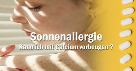 Leser fragen, Apotheker antworten: Sonnenallergie - Kann ich mit Calcium vorbeugen? Das Bild zeigt eine Frauenschulter mit Sommersprossen und ein paar Calcium-Tabletten