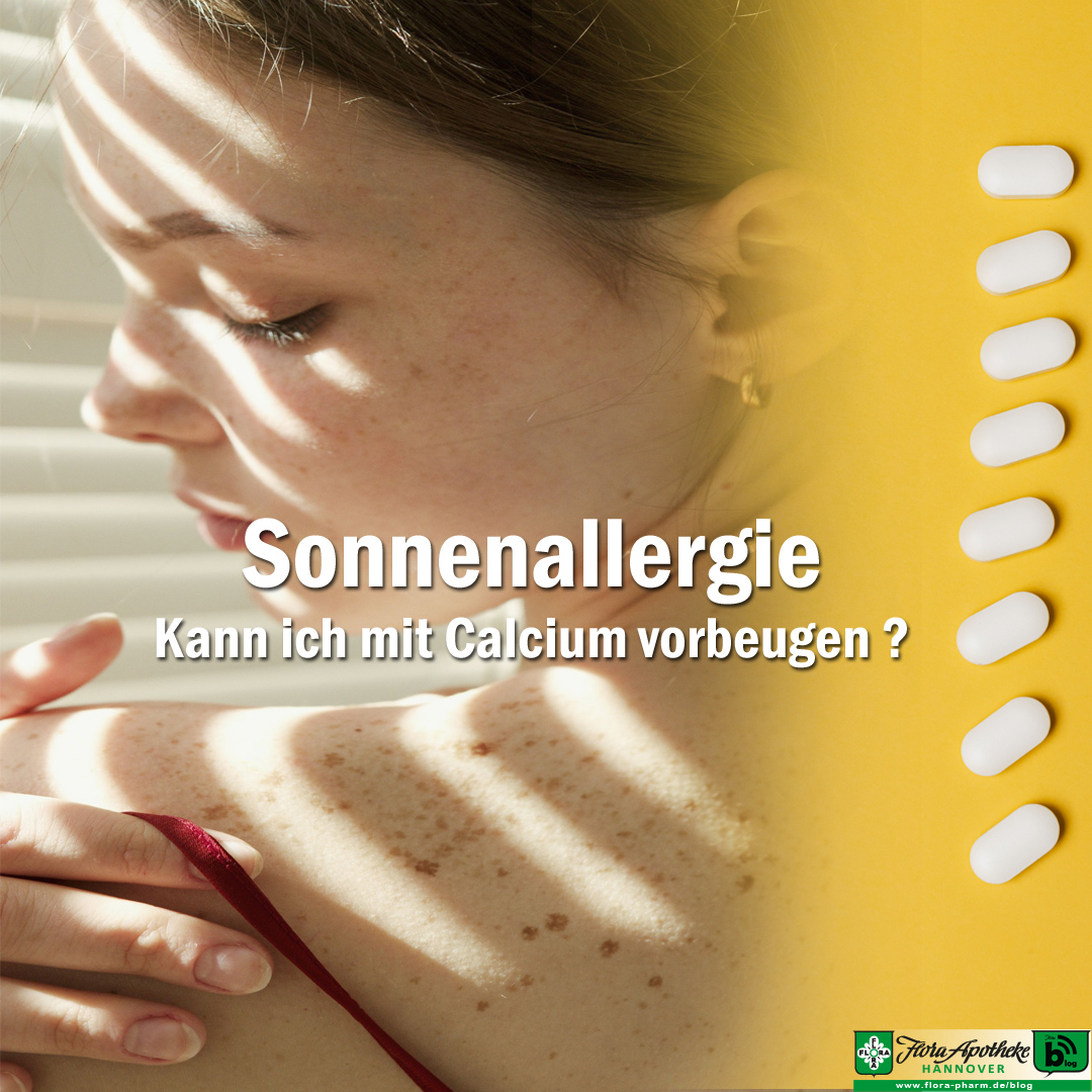 Leser fragen, Apotheker antworten: Sonnenallergie - Kann ich mit Calcium vorbeugen? Das Bild zeigt eine Frauenschulter mit Sommersprossen und ein paar Calcium-Tabletten