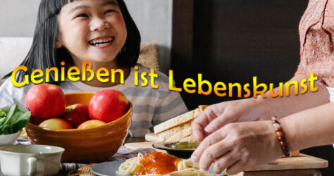 Geniessen ist Lebenskunst - Prof Grönemeyer sagt man solle nichts essen, das die Großmutter nicht als Essen erkannt hätte. Im Bild bereitet eine Oma im Anschnitt an einem Tisch mit Apfelschale Essen für ein lächelndes Mädchen zu