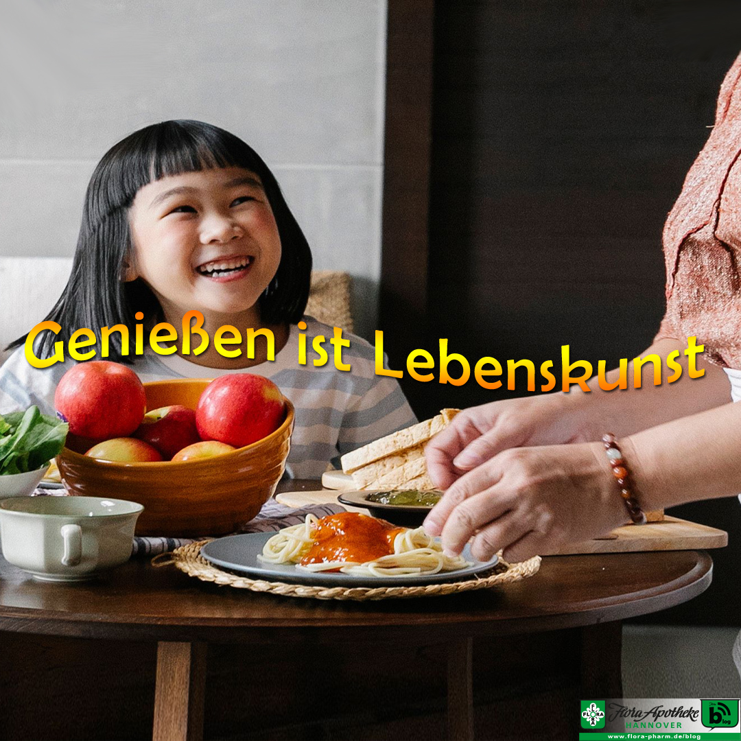 Geniessen ist Lebenskunst - Prof Grönemeyer sagt man solle nichts essen, das die Großmutter nicht als Essen erkannt hätte. Im Bild bereitet eine Oma im Anschnitt an einem Tisch mit Apfelschale Essen für ein lächelndes Mädchen zu